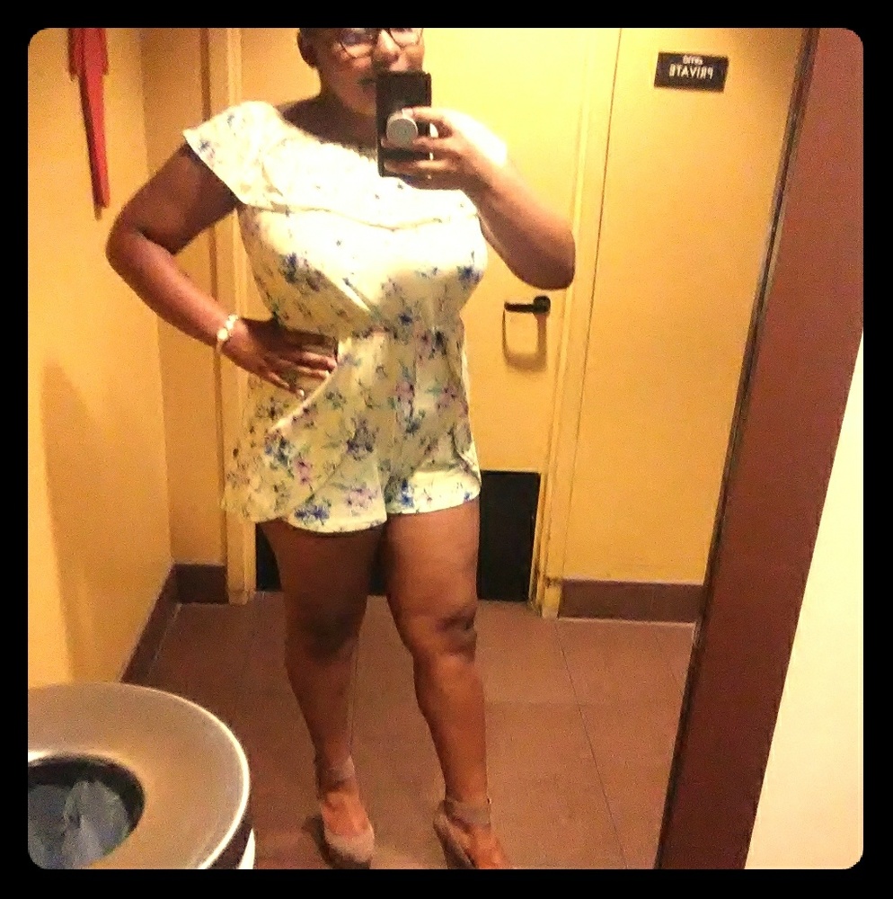 Yellow floral romper 💜